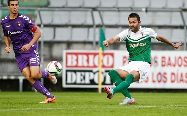 Imagen de Joselu en el Racing de Ferrol-Real Valladolid B en A Malata (foto: Mero Barral / 13fotos para Ferrol360)