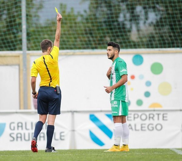 El árbitro expulsa a Quique Cubas en el Somozas-Racing de Ferrol del Alcalde Manuel Candocia (foto: Mero Barral / 13fotos para Ferrol360)