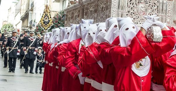 Trono de San Juan Evangelista a su paso por la calle Dolores durante la procesión del Santo Encuentro, Viernes Santo del 2015 en Ferrol (foto: Mero Barral / 13fotos para Ferrol360)