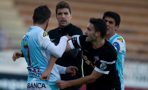 Iván González y Víctor Vázquez protagonizan uno de los momentos tensos del Compostela-Racing en San Lázaro (foto: Mero Barral / 13fotos para Ferrol360)