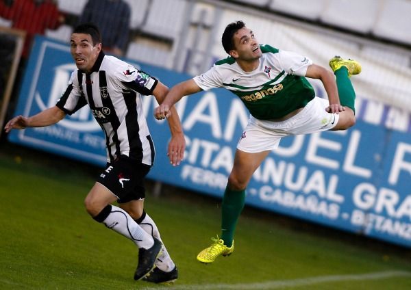 Víctor Vázquez en el Racing de Ferrol-Lealtad de Villaviciosa en A Malata (foto: Mero Barral / 13fotos para Ferrol360)