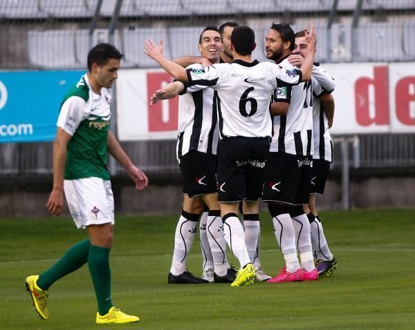 Jugadores del Lealtad de Villaviciosa celebran ante Víctor Vázquez el gol de Camochu frente al Racing de Ferrol en A Malata (foto: Mero Barral / 13fotos para Ferrol360)
