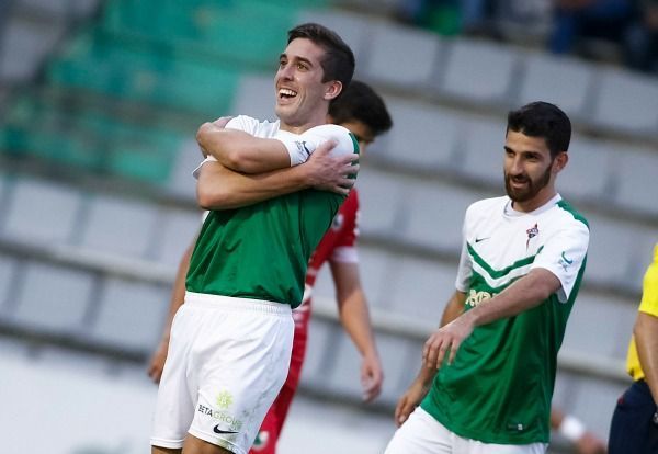 Héber Pena, gran protagonista del Racing de Ferrol-Cacereño, celebra uno de sus dos goles (foto: Mero Barral / 13fotos para Ferrol360)