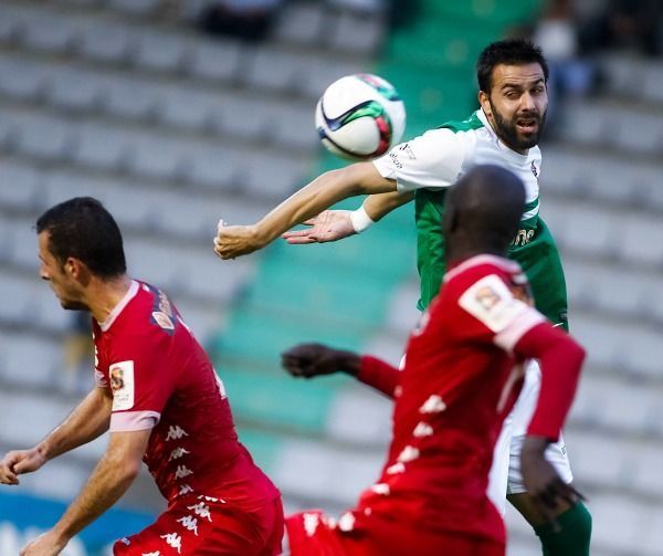 Trabajo duro de Joselu en el primer período del Racing de Ferrol-Cacereño (foto: Mero Barral / 13fotos para Ferrol360)