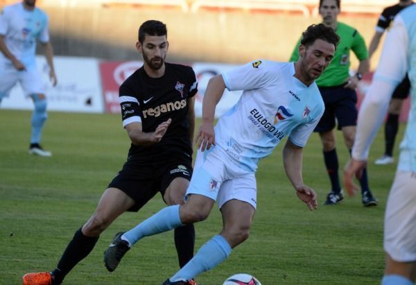 Diego Peláez sortea a un contrario durante el Compostela-Racing de San Lázaro (foto: Raúl Lomba / Ferrol360)