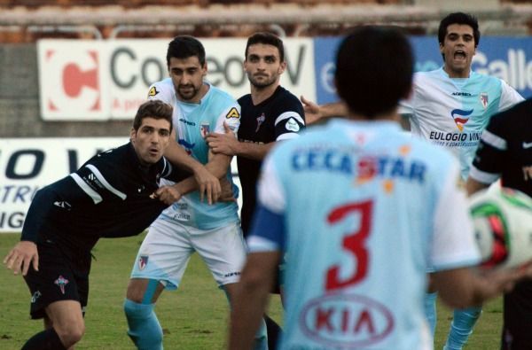 Iván González sortea a rivales junto a Víctor Vázquez en el Compostela-Racing de San Lázaro (foto: Raúl Lomba / Ferrol360)
