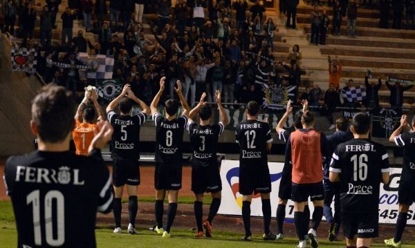 Los jugadores del Racing de Ferrol aplauden a su afición desplazada a San Lázaro tras ganar al Compostela (foto: Raúl Lomba / Ferrol360)