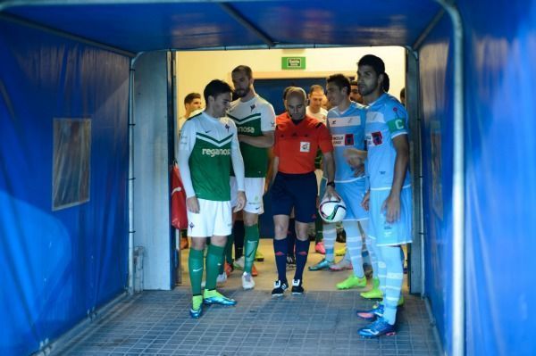Jugadores de Racing y Coruxo y árbitro, en el túnel de vestuarios de A Malata (foto: 13fotos para Ferrol360)