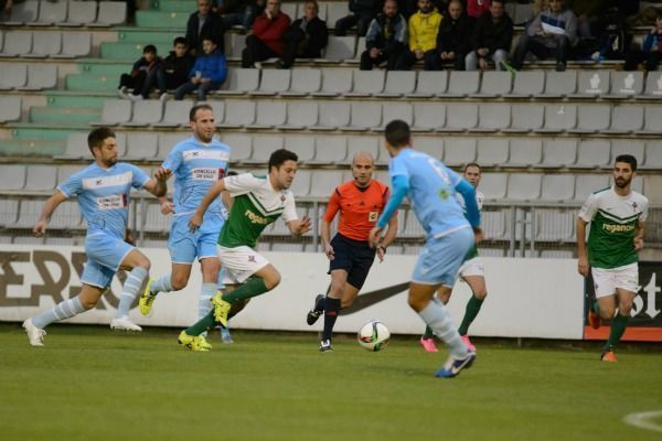 Diego Vela avanza hacia la consecución de su gol para el Racing ante el Coruxo en A Malata (foto: 13fotos para Ferrol360)
