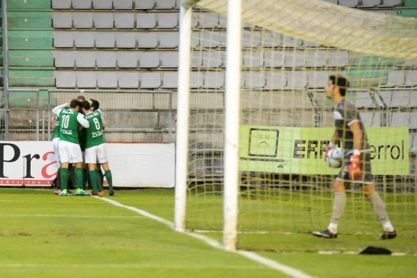 Diego Vela celebra con sus compañeros el gol para el Racing de Ferrol ante el Coruxo en A Malata (foto: 13fotos para Ferrol360)