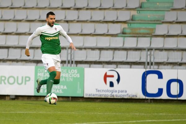 Joselu conduce el balón durante el Racing de Ferrol-Coruxo de A Malata (foto: 13fotos para Ferrol360)
