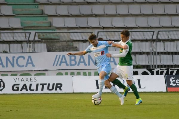 Pablo Rey protagoniza una jugada del Racing-Coruxo en A Malata (foto: 13fotos para Ferrol360)