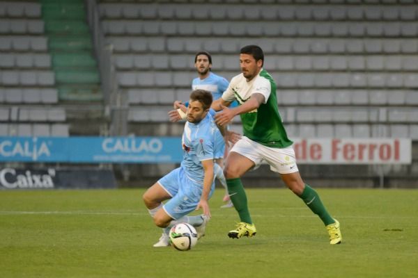 Iván Forte enlazó las labores defensiva y atacante del Racing ante el Coruxo en A Malata (foto: 13fotos para Ferrol360)