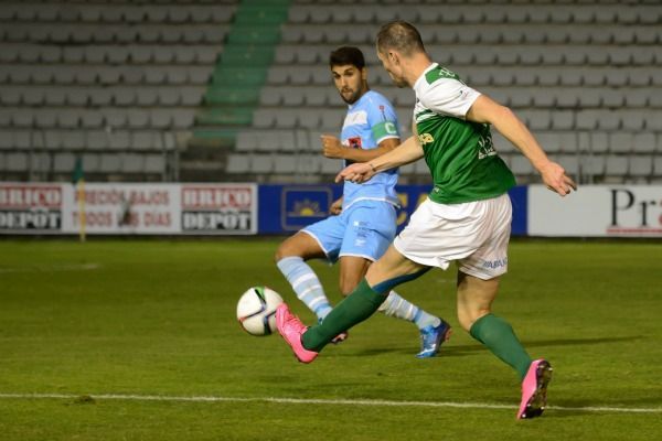 Nano Macedo ejecuta un lanzamiento en el Racing-Coruxo de A Malata (foto: 13fotos para Ferrol360)