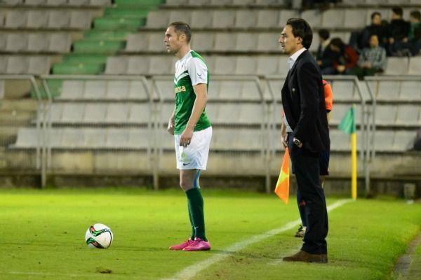 Miguel Ángel Tena observa a Nano Macedo durante el Racing de Ferrol-Coruxo de A Malata (foto: 13fotos para Ferrol360)