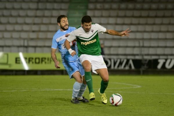 Iván Forte se deshace de un rival en el Racing-Coruxo de A Malata (foto: 13fotos para Ferrol360)