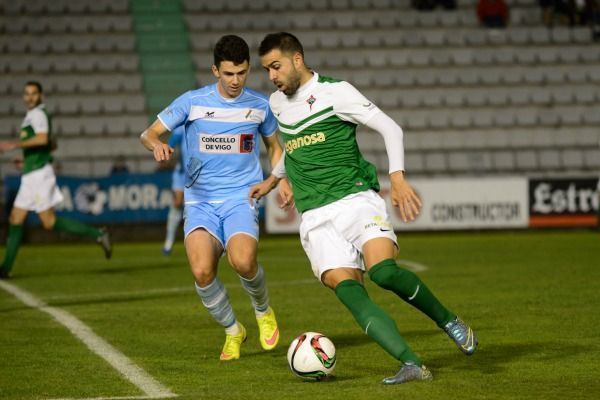 Joselu reta a un contrincante en el Racing-Coruxo de A Malata (foto: 13fotos para Ferrol360)