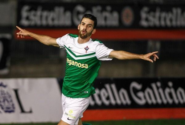 Diego Peláez celebra uno de los goles del Racing ante el Celta B en A Malata (foto: Mero Barral / 13fotos para Ferrol360)