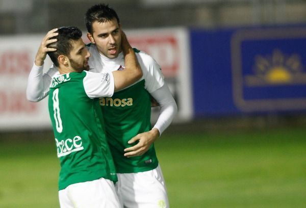 Diego Peláez y Joselu celebran uno de los goles del Racing ante el Celta B en A Malata (foto: Mero Barral / 13fotos para Ferrol360)
