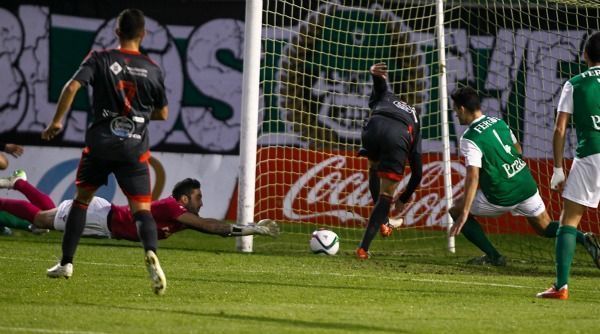 Ian Mackay no pudo detener el primer gol del Celta B ante el Racing en A Malata (foto: Mero Barral / 13fotos para Ferrol360)