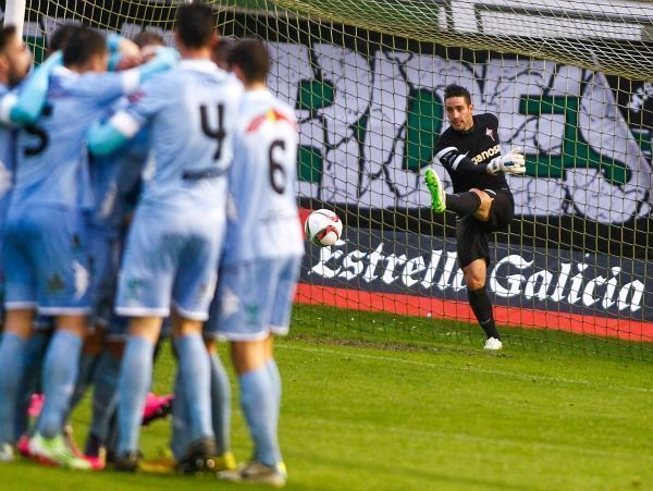 Ian Mackay lanza el balón tras el gol del Atlético Astorga ante el Racing de Ferrol en A Malata (foto: Mero Barral / 13fotos para Ferrol360)