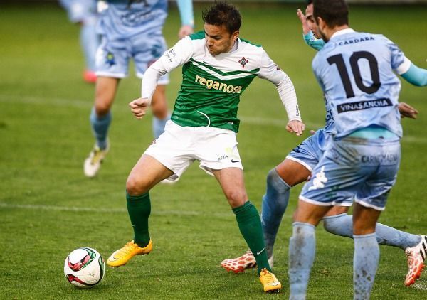 Pablo Rey controla el esférico durante el Racing de Ferrol-Atlético Astorga de A Malata (foto: Mero Barral / 13fotos para Ferrol360)