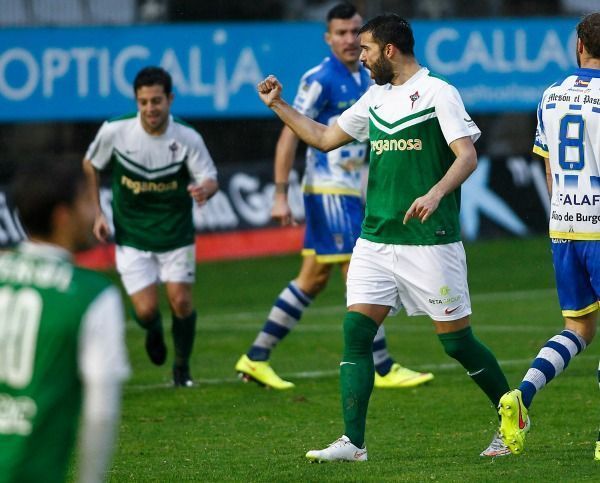 Joselu celebra su primer gol en el Racing-Arandina de A Malata (foto: Mero Barral / 13fotos para Ferrol360)