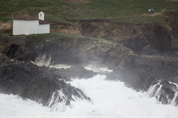 Temporal en la ermita de la Virxe do Porto, en Meirás -Valdoviño- (foto: Mero Barral / 13fotos para Ferrol360)