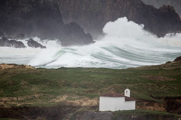 La ermita de la Virxe do Porto, en Meirás, testigo del oleaje (foto: Mero Barral / 13fotos para Ferrol360)