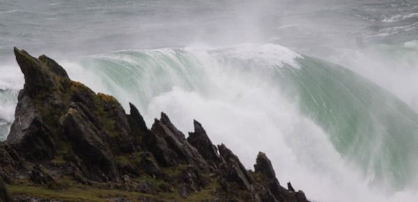 El mar, más duro que nunca ante el faro de Valdoviño (foto: Mero Barral / 13fotos para Ferrol360)