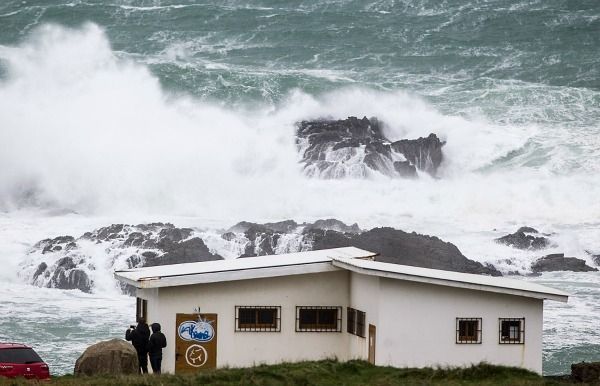 El oleaje azota la playa de Os Botes, en Valdoviño (foto: Mero Barral / 13fotos para Ferrol360)