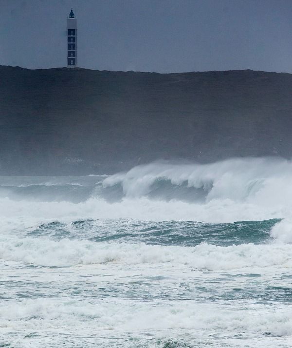 Temporal ante el faro de Valdoviño (foto: Mero Barral / 13fotos para Ferrol360)