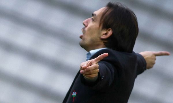 Las instrucciones de Miguel Ángel Tena marcan un instante del Racing-Somozas en A Malata (foto: Mero Barral / 13fotos para Ferrol360)
