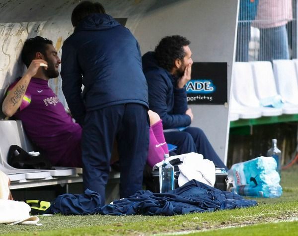 Ian Mackay es atendido en la caseta de A Malata tras abandonar el campo (foto: Mero Barral / 13fotos para Ferrol360)