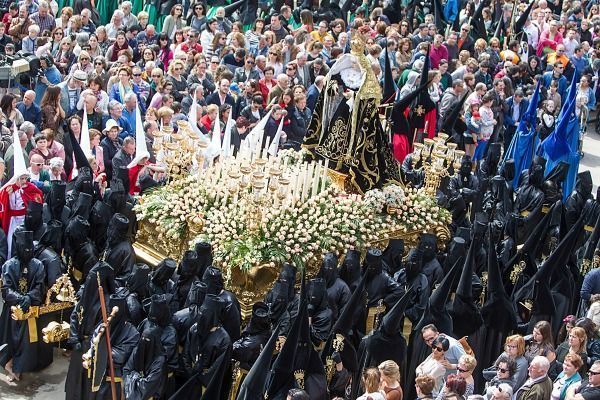 Llegada a la plaza de Armas de la procesión del Santo Encuentro del 2015, correspondiente al Viernes Santo de la Semana Santa de Ferrol (foto: Mero Barral / 13fotos para Ferrol360)