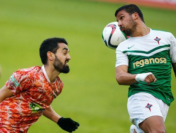 Iván Forte controla el balón durante el Racing-Guijuelo de A Malata (foto: Mero Barral / 13fotos para Ferrol360)