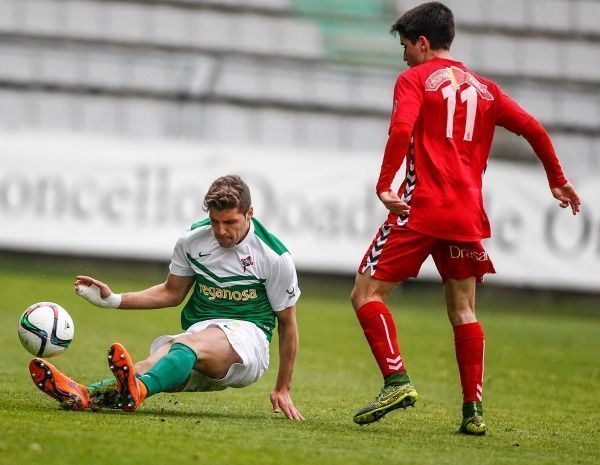 Iván González en el Racing-Leonesa de A Malata (foto: Mero Barral / 13fotos para Ferrol360)