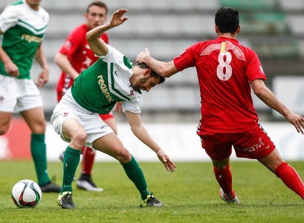 Iosu Villar y Diego Peláez pugnan en el Racing de Ferrol-Cultural Leonesa de A Malata (foto: Mero Barral / 13fotos para Ferrol360)