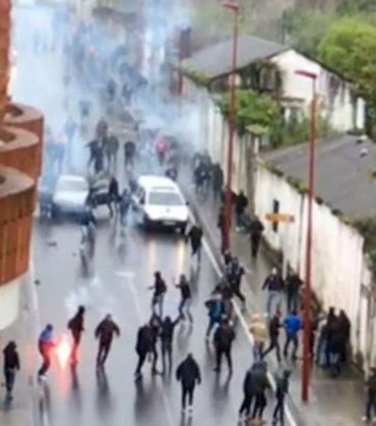 Un momento de la reyerta en plena Avenida do Rei (foto: Isidoro Valerio)
