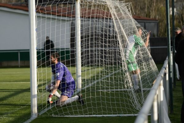Pablo Antas marca el gol del Somozas ante el Pontevedra en el Alcalde Manuel Candocia (foto: 13fotos para Ferrol360)