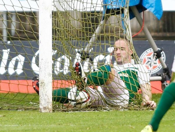 Román Golobart acaba envuelto en la red de la portería durante el Racing-Compostela de A Malata (foto: Mero Barral / 13fotos para Ferrol360)