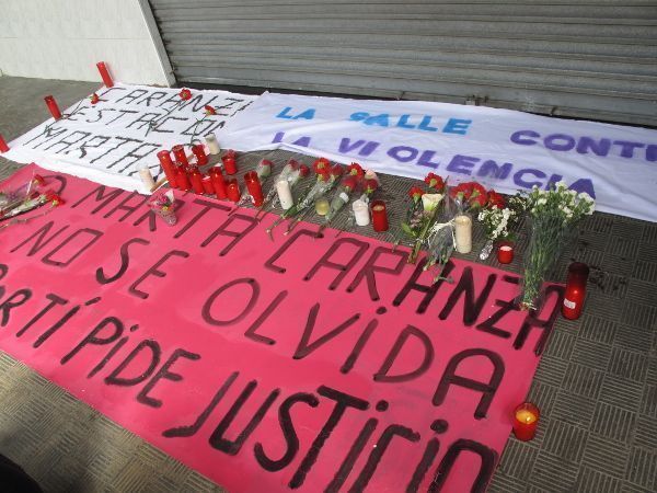 Velas y flores sobre la sangre de la víctima, que aún este martes no había sido limpiada de la acera (foto: M.C.)