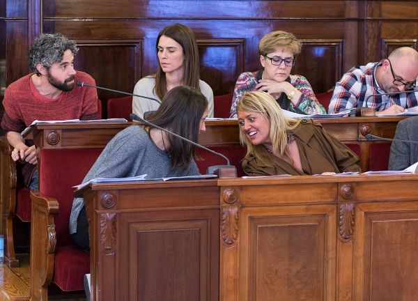 Iván Rivas y Eva Espiñeira, del BNG; Rosa Méndez Fonte, Bruno Díaz Doce, María Fernández Lemos y Beatriz Sestayo, del PSOE, en el pleno ordinario de abril celebrado este jueves en el Concello de Ferrol (foto: Mero Barral / 13fotos para Ferrol360)