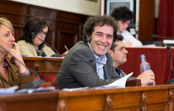 Imagen de Suso Basterrechea, de FeC, entre Beatriz Sestayo, del PSOE, y su compañero Álvaro Montes en el pleno ordinario de abril del Concello de Ferrol celebrado este jueves (foto: Mero Barral / 13fotos para Ferrol360)