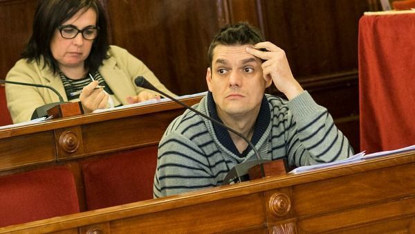 Imagen de Esther Leira y Álvaro Montes en el pleno ordinario de abril del Concello de Ferrol celebrado este jueves (foto: Mero Barral / 13fotos para Ferrol360)