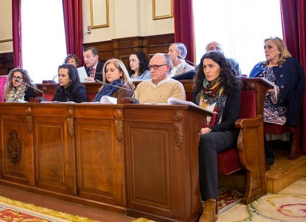 Martina Aneiros, Susana Martínez Galdós, Francisco Javier Breijo, María del Carmen García Fraga, Fernanda Losada, José Pedrouzo, José Tomé, Verónica Casal y Alejandro Langtry, del PP, y Ana Rodríguez Masafret, de Ciudadanos, en el pleno ordinario de abril del Concello de Ferrol este jueves (foto: Mero Barral / 13fotos para Ferrol360)