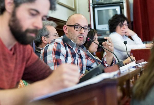 Intervención de Bruno Díaz Doce, edil de Servicios, en el pleno ordinario de abril celebrado este jueves en el Concello de Ferrol (foto: Mero Barral / 13fotos para Ferrol360)