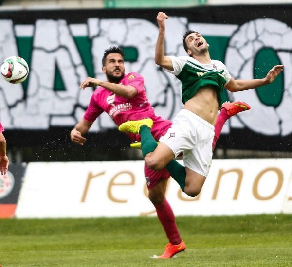 Víctor Vázquez formó de inicio en la defensa verde, pero sería relevado durante el Racing-Compostela de A Malata (foto: Mero Barral / 13fotos para Ferrol360)