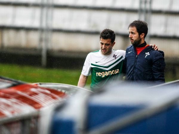 Diego Vela abandona el Racing-Compostela de A Malata tras su lesión junto al fisioterapeuta Asís Garrido (foto: Mero Barral / 13fotos para Ferrol360)