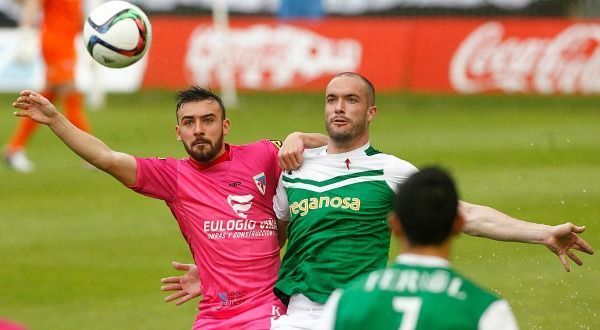 Román Golobart pugna con un contrincante en el Racing-Compostela de A Malata (foto: Mero Barral / 13fotos para Ferrol360)